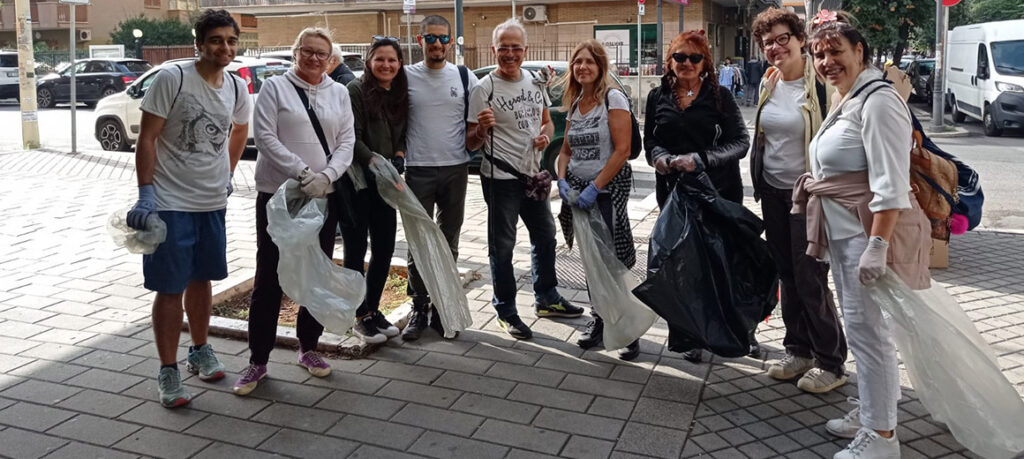Bazar Club Ladispoli pulisce piazzale Roma davanti alla stazione